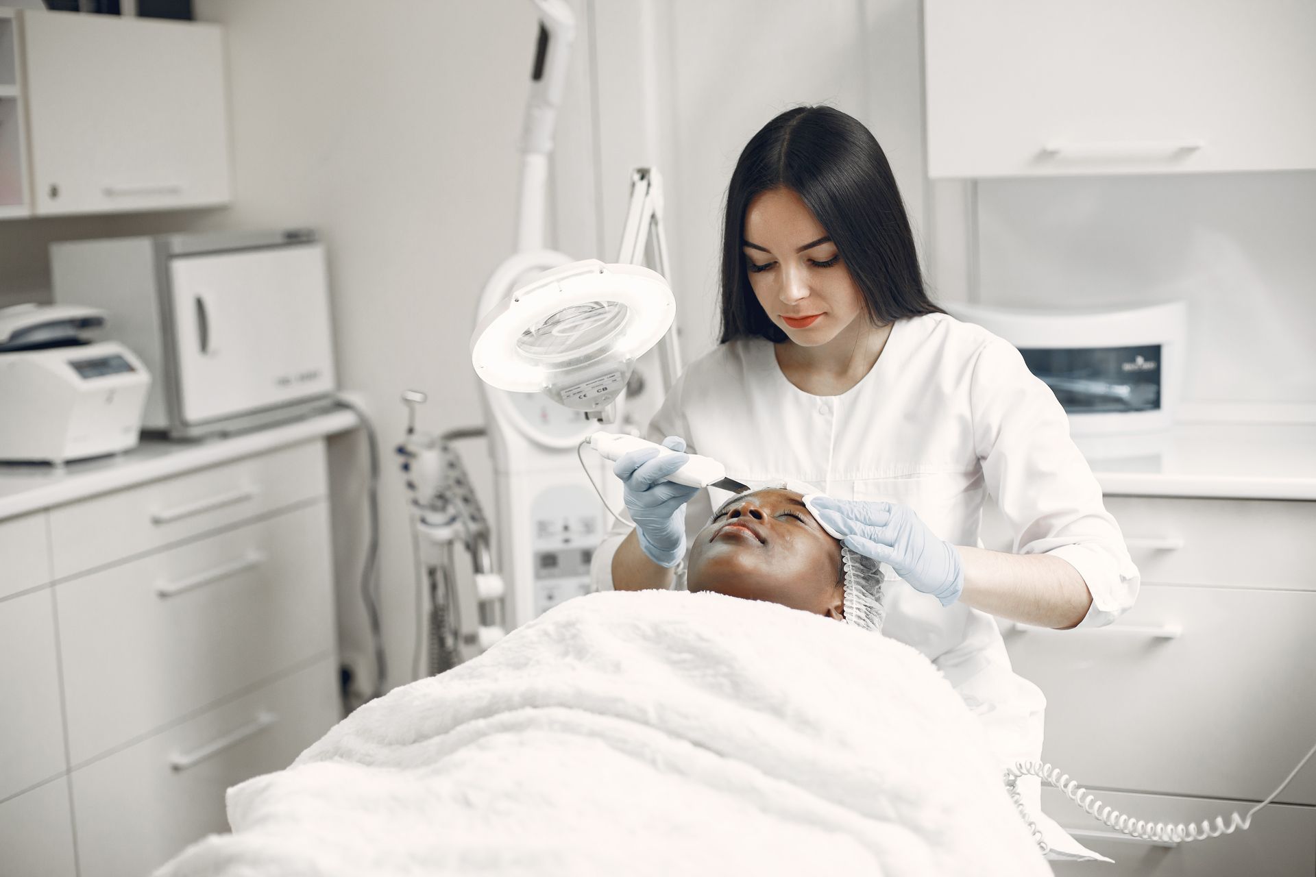 Kosmetička provádí ošetření klientky v ordinaci kliniky